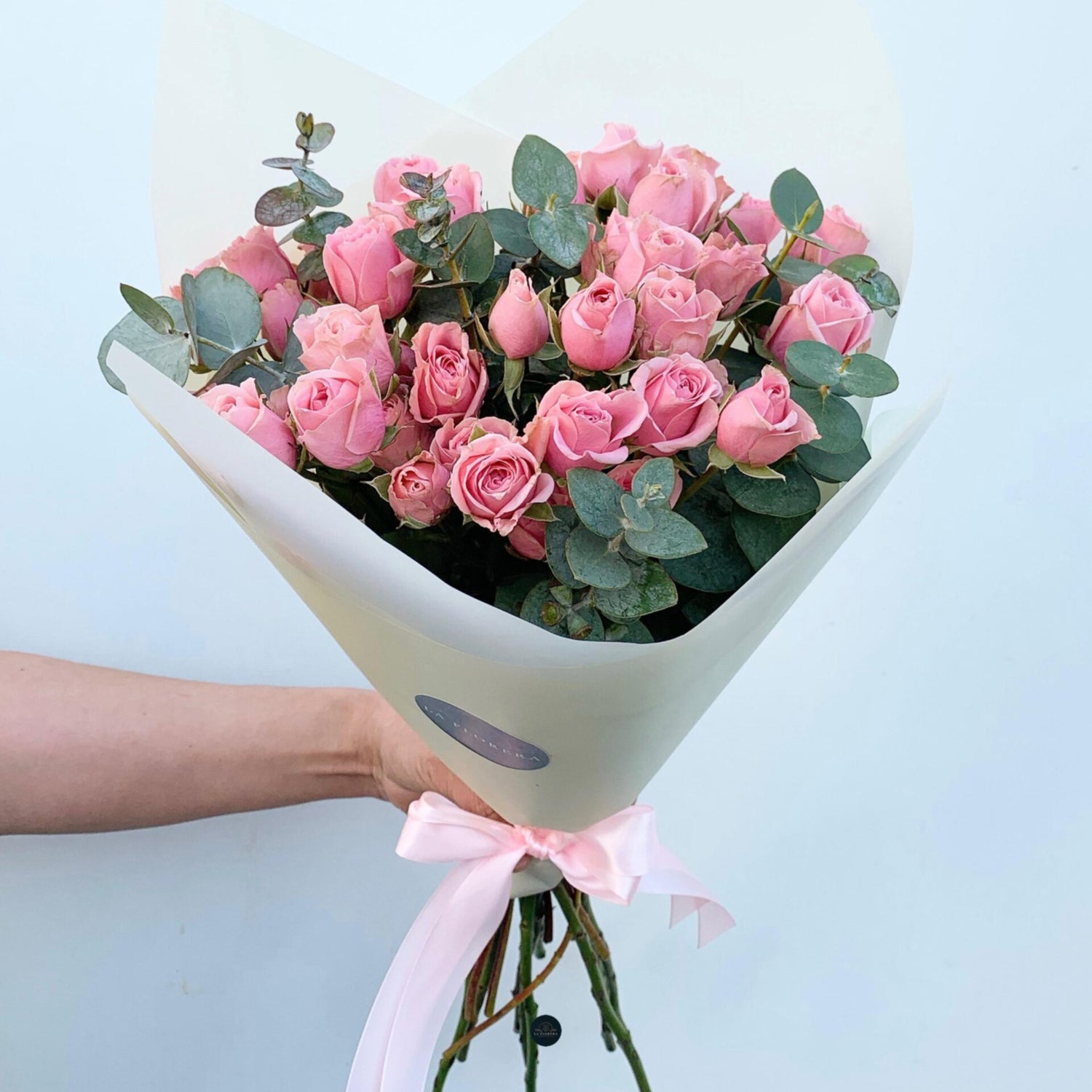 RAMO MINI ROSAS ROSADAS Y EUCALIPTO