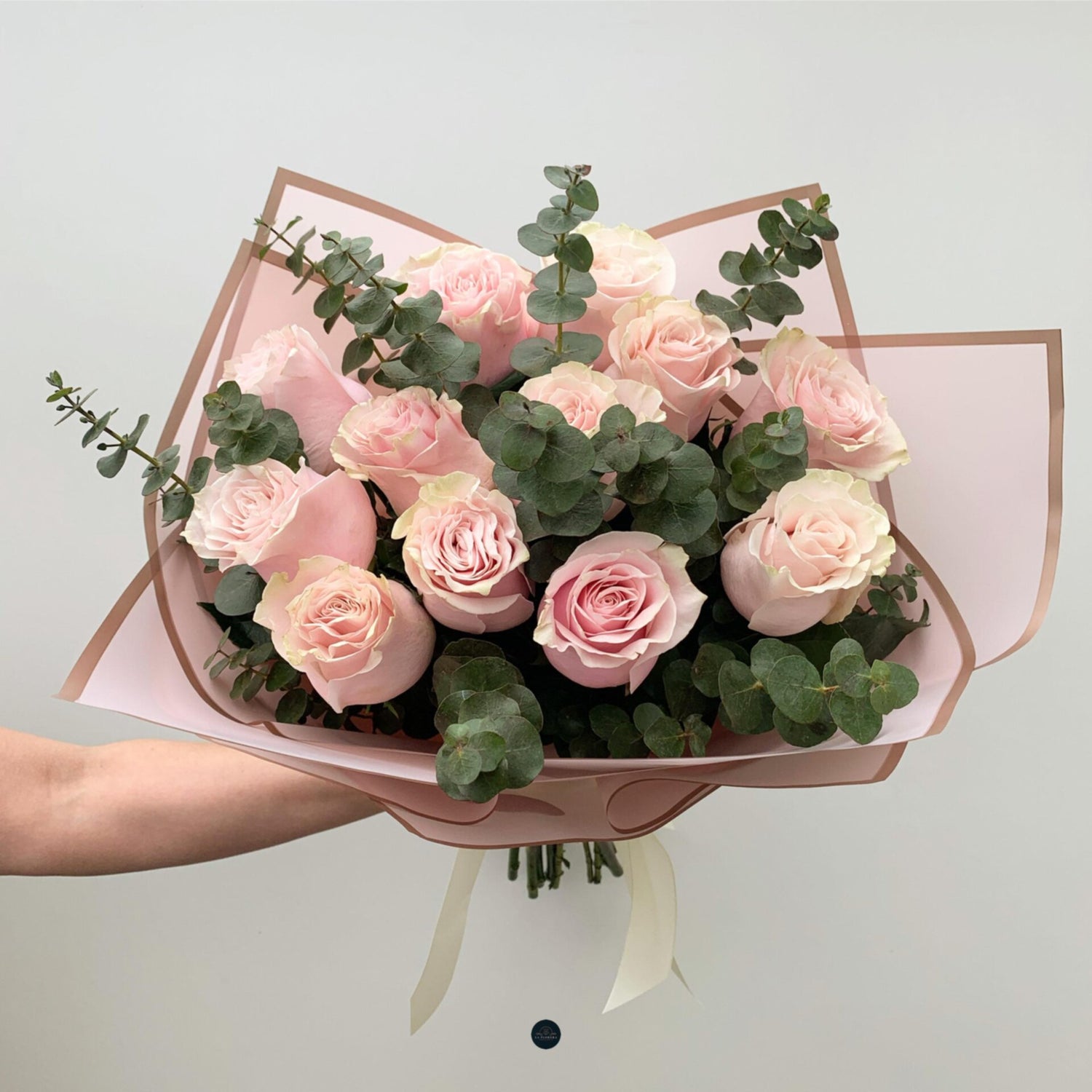 RAMO DE 12 ROSAS ROSADAS Y EUCALIPTO