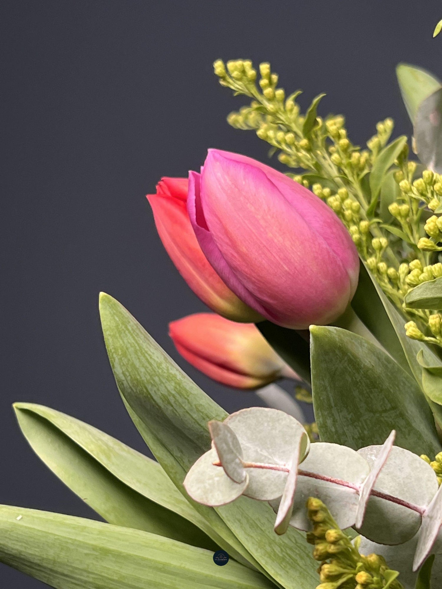 FLORERO 40 TULIPANES CON SOLIDAGO Y EUCALIPTO